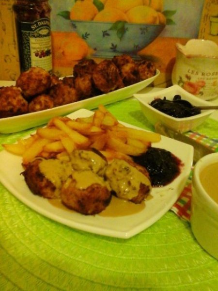 Svéd húsgolyók vörös áfonyadzsemmel és barna mártással1