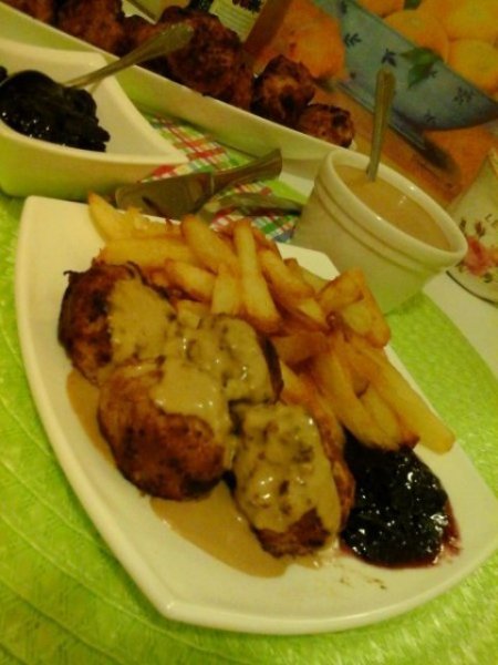 Svéd húsgolyók vörös áfonyadzsemmel és barna mártással3