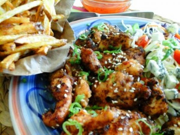 Chilis szószban pácolt sült csirke falatok szezámmagos salátával5