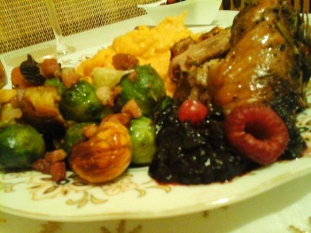 Hálaadási sült pulykacomb-Édes burgonyapürével-Gesztenyés kelbimbóval Erdei gyümölcsös áfonya szósszal4