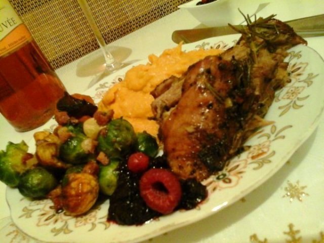 Hálaadási sült pulykacomb-Édes burgonyapürével-Gesztenyés kelbimbóval Erdei gyümölcsös áfonya szósszal6