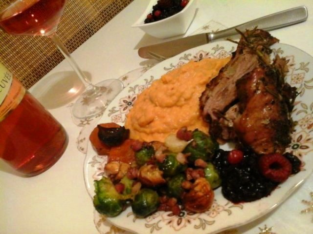 Hálaadási sült pulykacomb-Édes burgonyapürével-Gesztenyés kelbimbóval Erdei gyümölcsös áfonya szósszal7