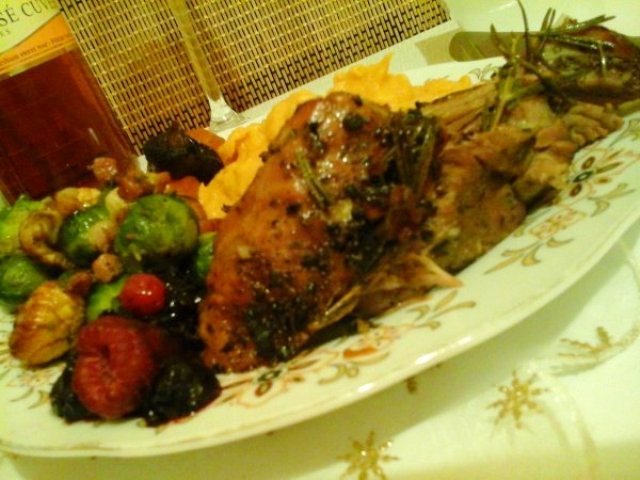 Hálaadási sült pulykacomb-Édes burgonyapürével-Gesztenyés kelbimbóval Erdei gyümölcsös áfonya szósszal9