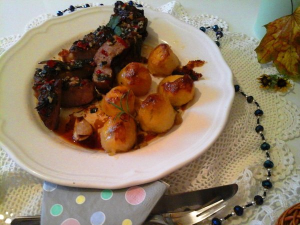 Rozmaringos sült tarja mentás chili öntettel-citromos vajas sült krumplival1