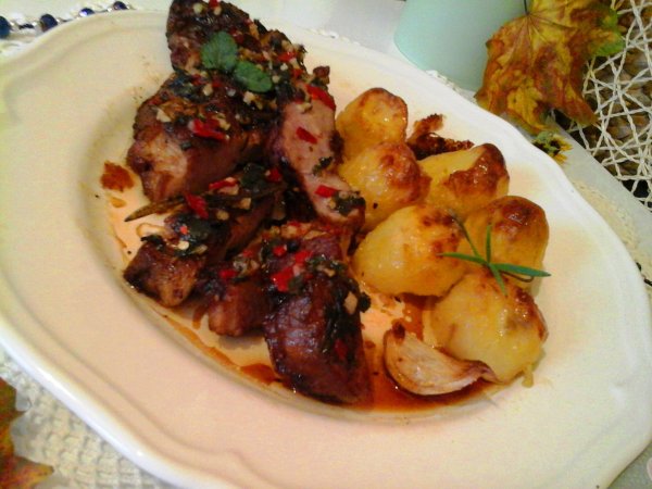 Rozmaringos sült tarja mentás chili öntettel-citromos vajas sült krumplival10