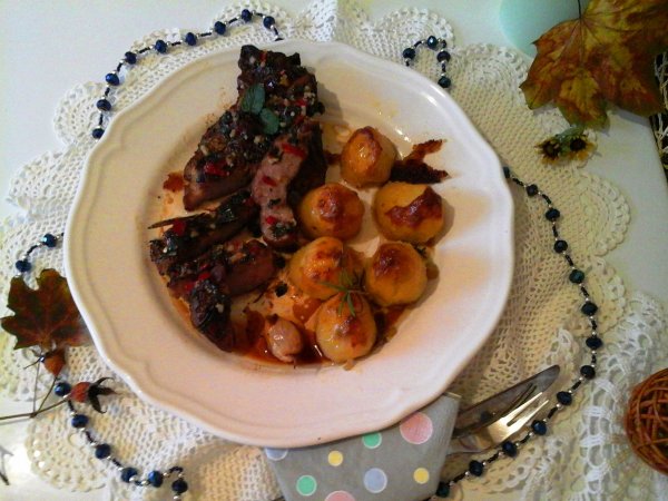 Rozmaringos sült tarja mentás chili öntettel-citromos vajas sült krumplival2