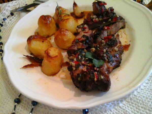 Rozmaringos sült tarja mentás chili öntettel-citromos vajas sült krumplival4