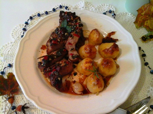 Rozmaringos sült tarja mentás chili öntettel-citromos vajas sült krumplival6