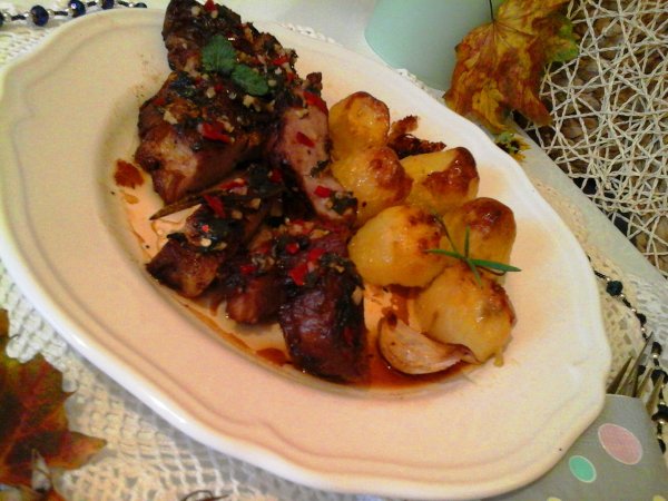 Rozmaringos sült tarja mentás chili öntettel-citromos vajas sült krumplival9