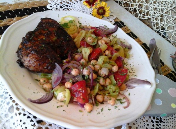 Szaftos hétfűszeres sült csirke-csicseriborsó salátával