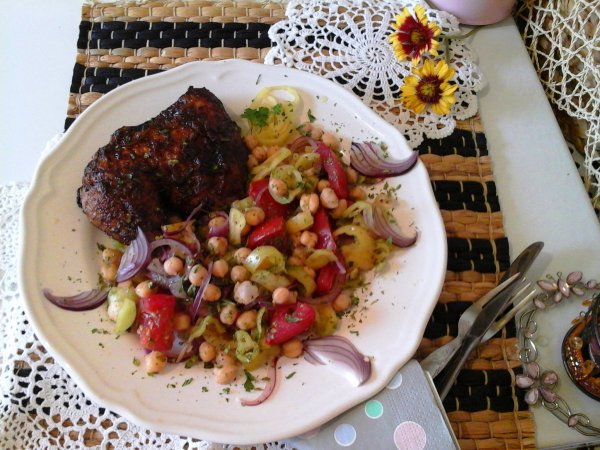 Szaftos hétfűszeres sült csirke-csicseriborsó salátával1