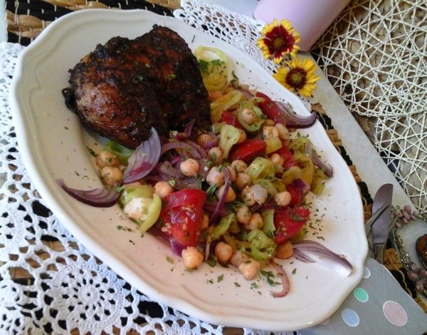 Szaftos hétfűszeres sült csirke-csicseriborsó salátával2