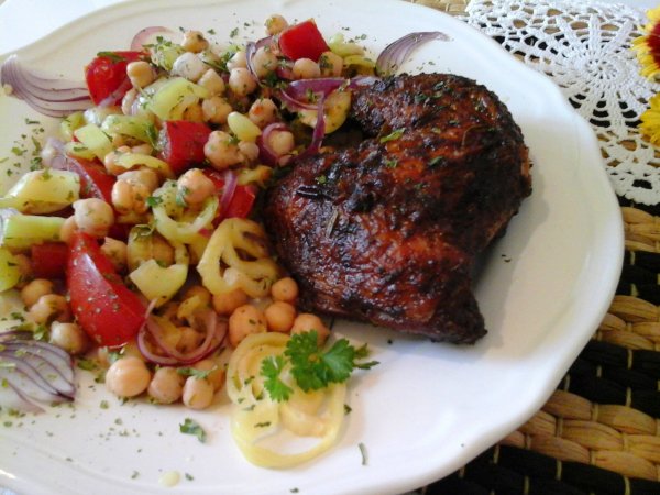 Szaftos hétfűszeres sült csirke-csicseriborsó salátával7