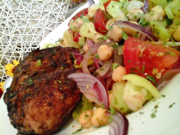 Szaftos hétfűszeres sült csirke-csicseriborsó salátával9