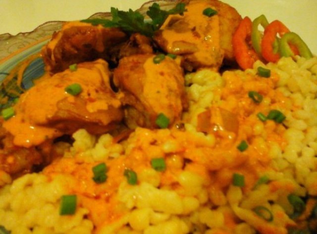 Tejfölös-tejszínes csirkepaprikás-nokedlivel2