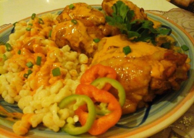 Tejfölös-tejszínes csirkepaprikás-nokedlivel3