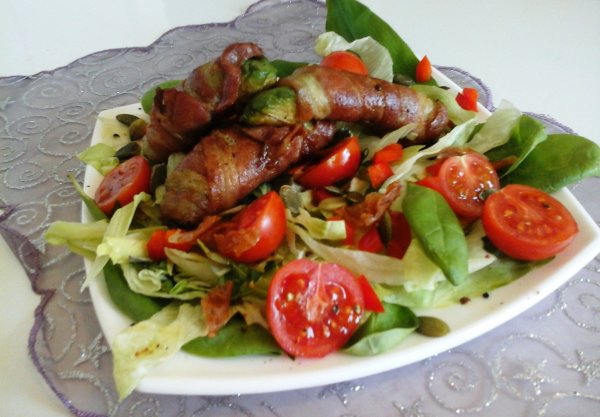 Baconbe tekert avokádó sütve-spenótos vegyes salátával1