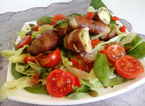 Baconbe tekert avokádó sütve-spenótos vegyes salátával2