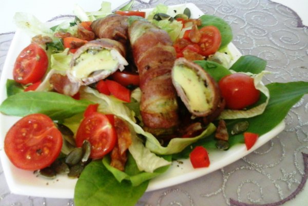 Baconbe tekert avokádó sütve-spenótos vegyes salátával4