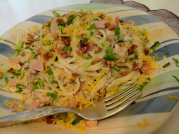 Baconos-sonkás tejszínes spaghetti alla carbonara