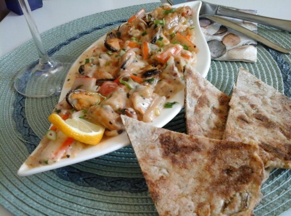 Mediterrán tejszínes barbecue tenger gyümölcse lepénykenyérrel10