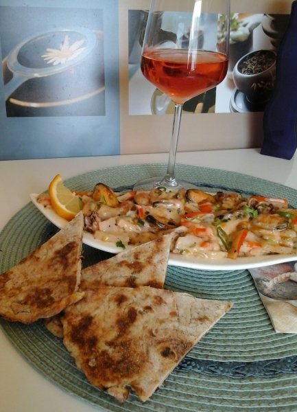 Mediterrán tejszínes barbecue tenger gyümölcse lepénykenyérrel11