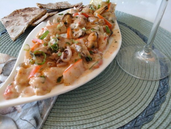 Mediterrán tejszínes barbecue tenger gyümölcse lepénykenyérrel12