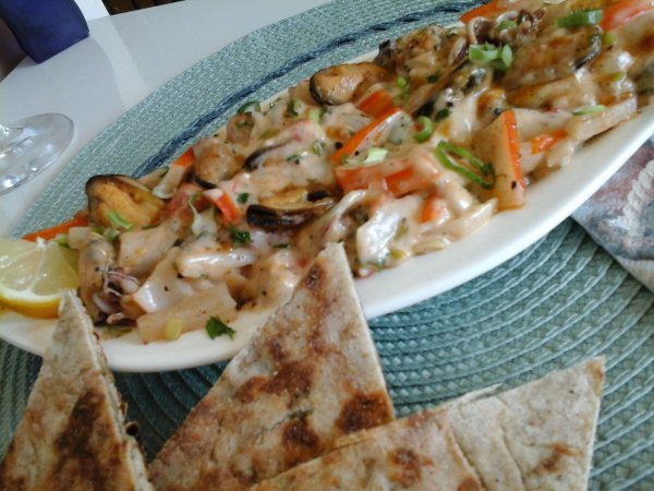 Mediterrán tejszínes barbecue tenger gyümölcse lepénykenyérrel13