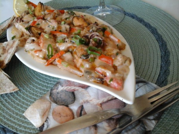 Mediterrán tejszínes barbecue tenger gyümölcse lepénykenyérrel9