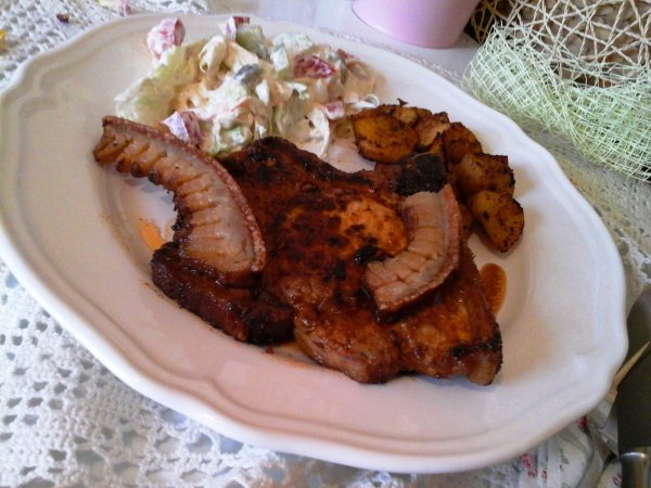 Cigánypecsenye kakasteréj szalonnával sült krumplival és salátával1