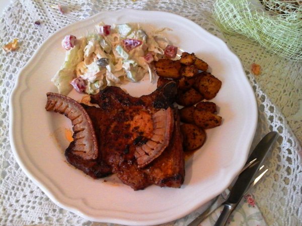 Cigánypecsenye kakasteréj szalonnával sült krumplival és salátával4