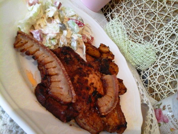 Cigánypecsenye kakasteréj szalonnával sült krumplival és salátával5