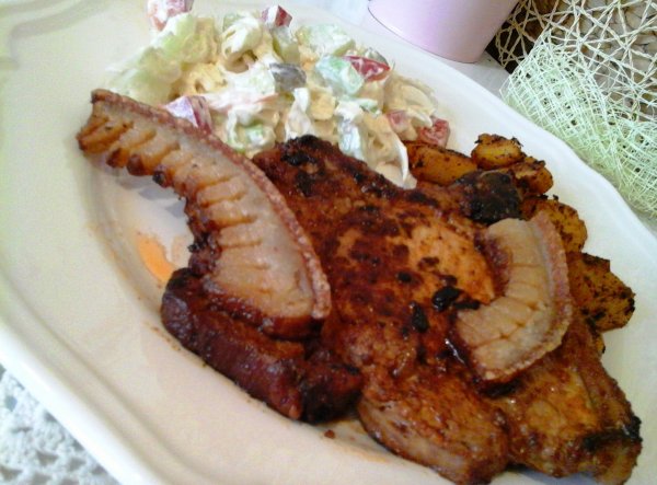 Cigánypecsenye kakasteréj szalonnával sült krumplival és salátával8