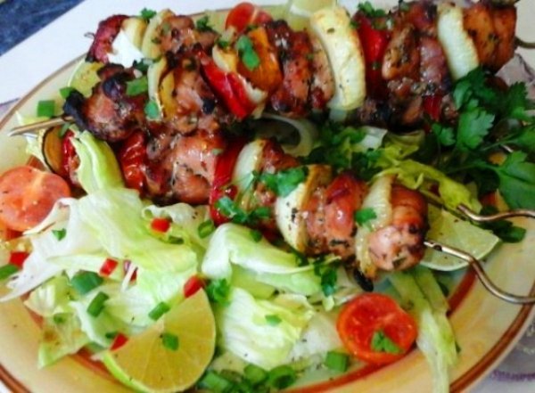 Mézes-chilis csirke saslik - salátával1