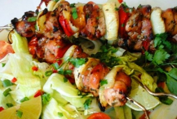 Mézes-chilis csirke saslik - salátával2