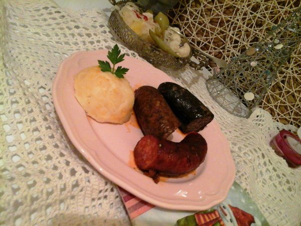 Sült hurka-kolbász-sajtos fokhagymás burgonyával és salátával