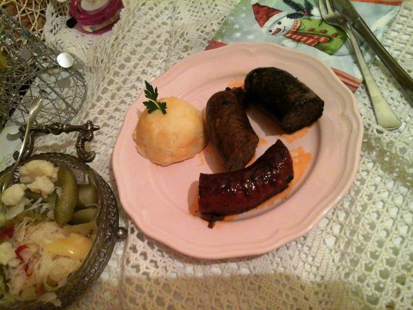 Sült hurka-kolbász-sajtos fokhagymás burgonyával és salátával3