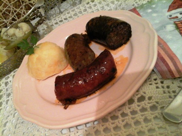 Sült hurka-kolbász-sajtos fokhagymás burgonyával és salátával4