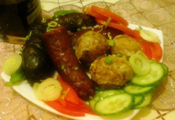 Sült hurka-kolbász-sajtos fokhagymás burgonyával és salátával6