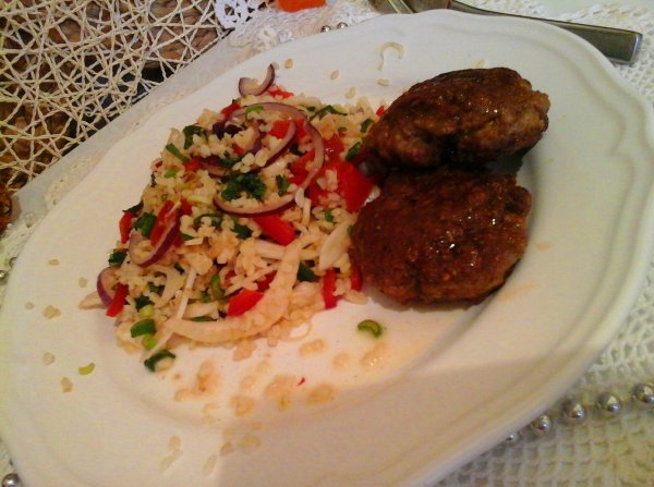 Bulgur saláta narancsos öntettel és húspogácsával