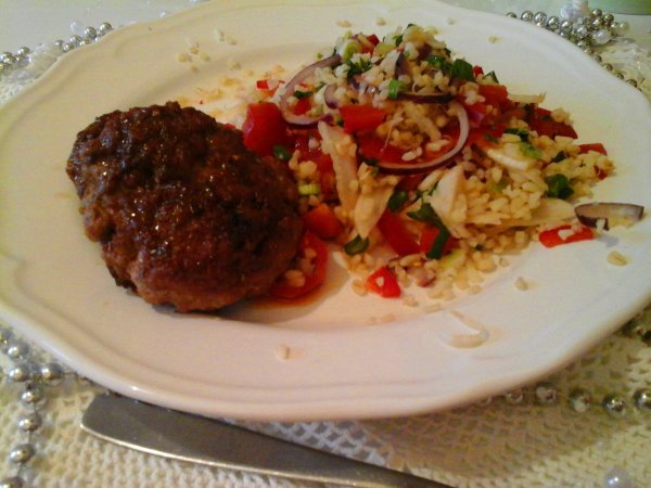 Bulgur saláta narancsos öntettel és húspogácsával2