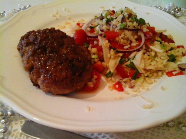 Bulgur saláta narancsos öntettel és húspogácsával3