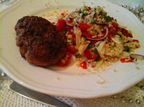 Bulgur saláta narancsos öntettel és húspogácsával5