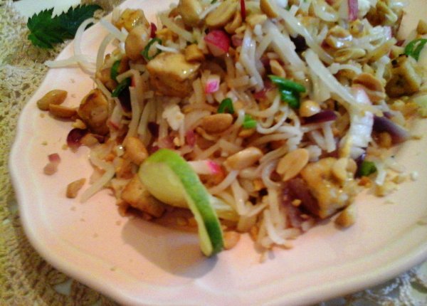 Sült tofu zöldséges rizstésztával pirított mogyoróval25