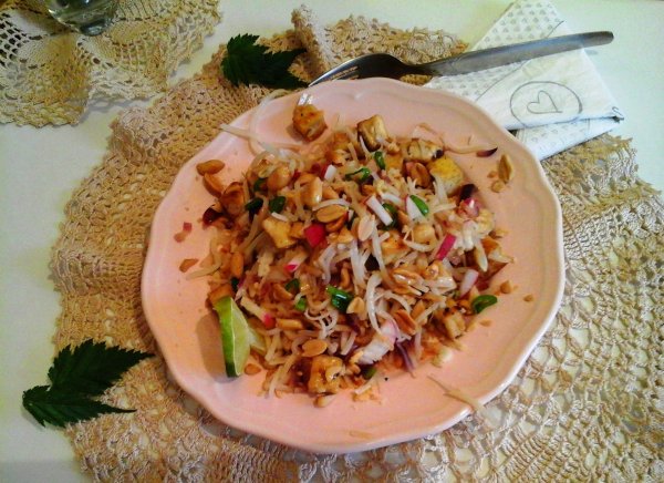 Sült tofu zöldséges rizstésztával pirított mogyoróval3