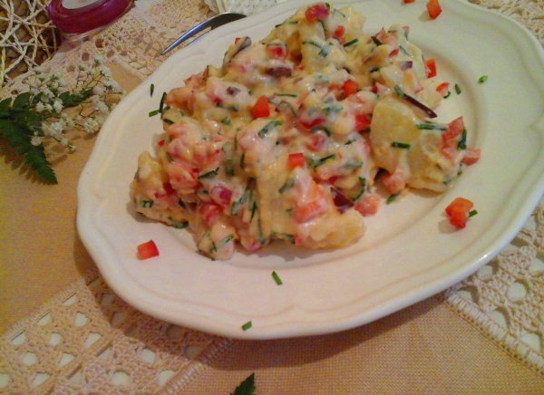 Majonézes-joghurtos krumpli saláta ízekkel-színekkel10