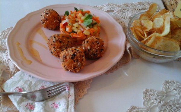 Szezámmagos sajtgolyók friss salátával és chips-szel
