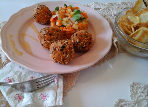 Szezámmagos sajtgolyók friss salátával és chips-szel1