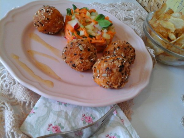 Szezámmagos sajtgolyók friss salátával és chips-szel2