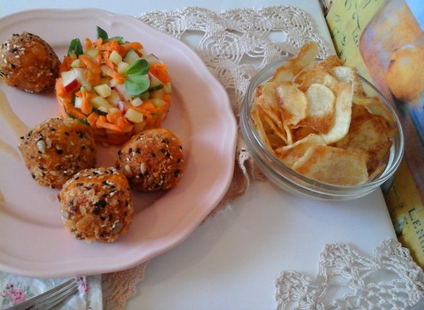 Szezámmagos sajtgolyók friss salátával és chips-szel3